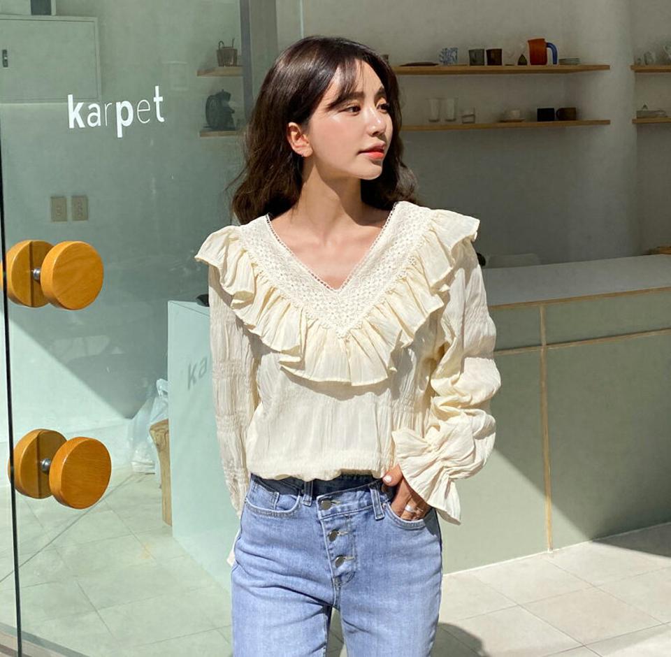 【タイム特価】Vネックレースブラウス・全2色・e65165 レディース 【bl】 韓国ファッション トップス ブラウス 長袖 Vネック フリル レース フェミニン 袖コン ガーリー かわいい 可愛い 白ブラウス ホワイト フレア シワ デコルテ 上品 ゴム 夏 春 【TS】セール