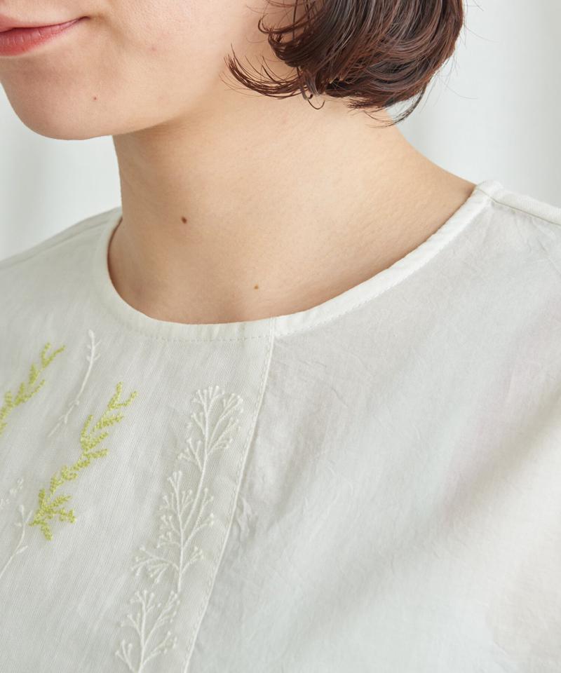 小さなチューリップ刺繍　パッチワークブラウス（Lene non finito）