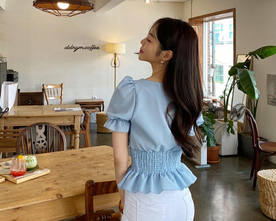 ギャザーシャーリングブラウス・全4色・t61879 レディース 【bl】 韓国 ファッション トップス ブラウス 半袖 シャーリング フレア ハートネック ギャザー ゴム デコルテ スリム フィット ガーリー 体型カバー 細身 夏 春