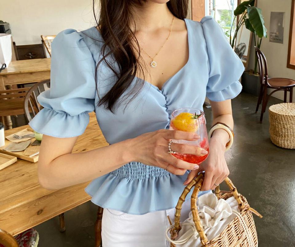 ギャザーシャーリングブラウス・全4色・t61879 レディース 【bl】 韓国 ファッション トップス ブラウス 半袖 シャーリング フレア ハートネック ギャザー ゴム デコルテ スリム フィット ガーリー 体型カバー 細身 夏 春