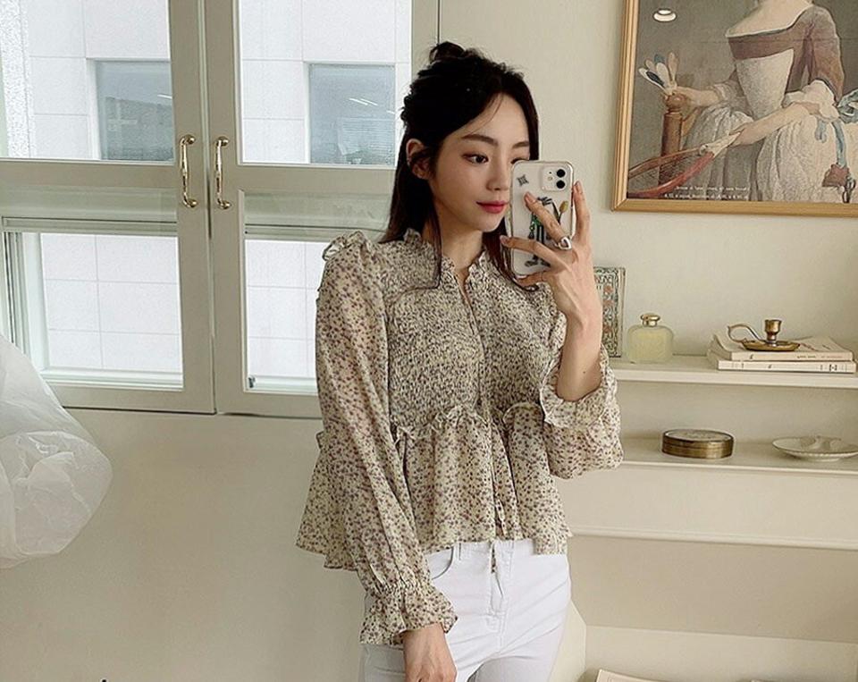 シャーリング小花柄ブラウス・全2色・e61878 レディース 【bl】【韓国 ファッション トップス ブラウス 長袖 シャーリング 花柄 フラワー パターン フリル リボン フレア フェミニン ガーリー 体型カバー 細身 夏 春】