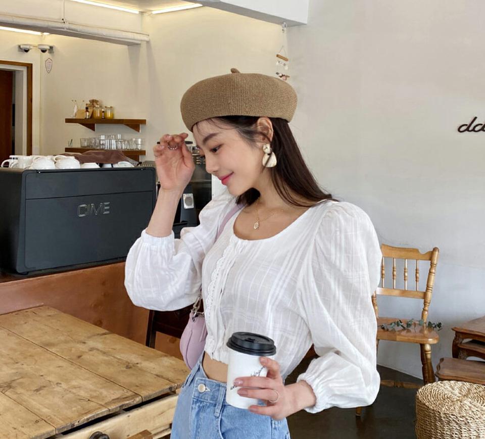 レーススクエアクロップドブラウス・全2色・t61877 レディース 【bl】【韓国 ファッション トップス ブラウス 長袖 スカラップレース フェミニン クロップド スクエアネック デコルテ ガーリー 体型カバー 細身 夏 春】