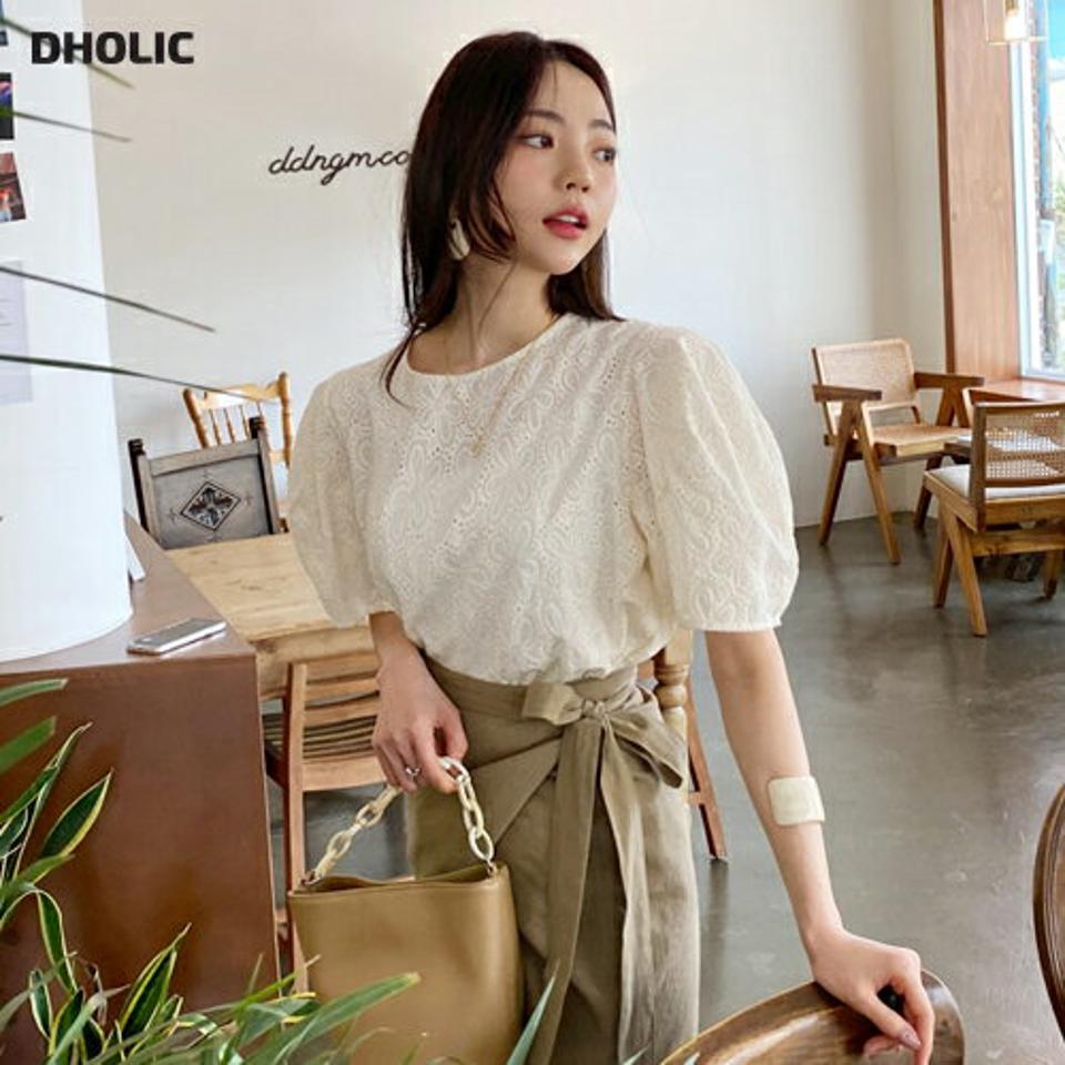 アイレットレースパフブラウス・全2色・b61880 レディース 【bl】【韓国 ファッション トップス ブラウス 半袖 ラウンドネック 花柄 フラワー パターン レース フローラル 刺繍 バルーンスリーブ ガーリー 体型カバー 細身 夏 春】