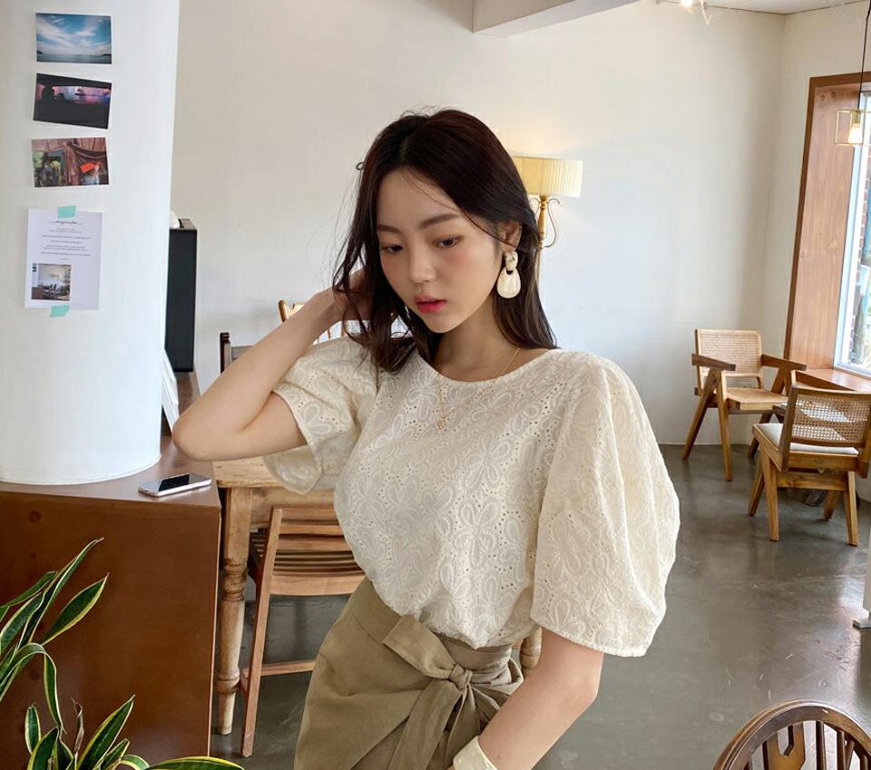 アイレットレースパフブラウス・全2色・b61880 レディース 【bl】【韓国 ファッション トップス ブラウス 半袖 ラウンドネック 花柄 フラワー パターン レース フローラル 刺繍 バルーンスリーブ ガーリー 体型カバー 細身 夏 春】