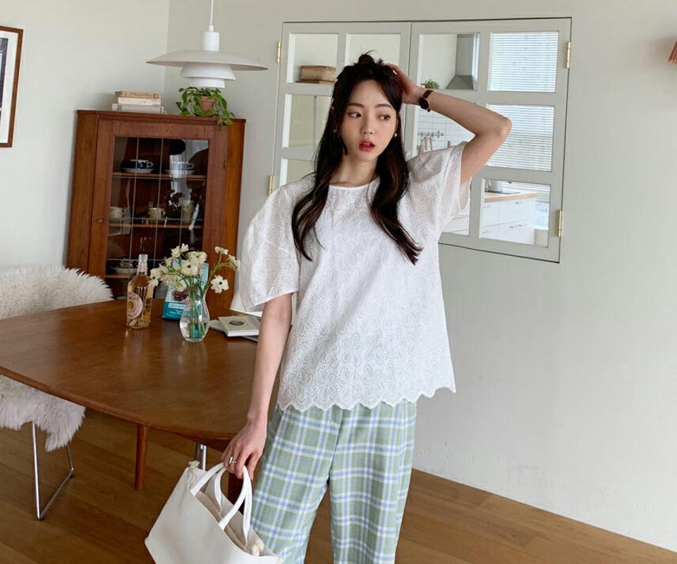 アイレットレースパフブラウス・全2色・b61880 レディース 【bl】【韓国 ファッション トップス ブラウス 半袖 ラウンドネック 花柄 フラワー パターン レース フローラル 刺繍 バルーンスリーブ ガーリー 体型カバー 細身 夏 春】