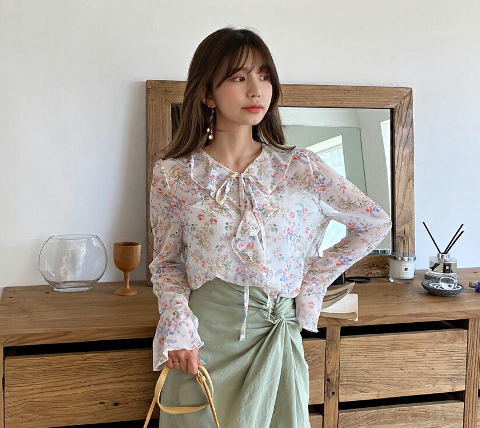 リボンネック花柄ブラウス・全3色・t63357 レディース 【bl】【韓国 ファッション トップス ブラウス 長袖 花柄 フラワー パターン Vネック リボン シアー 透け感 ガーリー 体型カバー 細身 フェミニン 上品 夏 春】