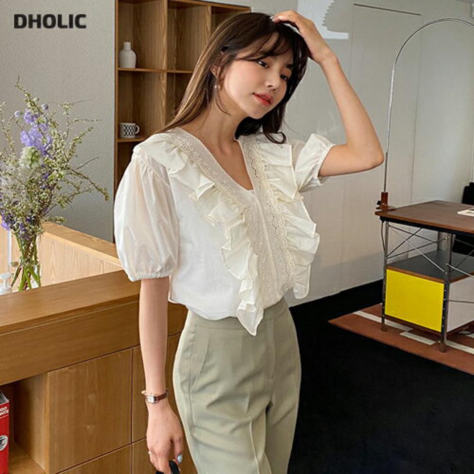 Vネックフリルレースパフブラウス・全2色・t63373 レディース 【bl】 韓国 ファッション トップス ブラウス 半袖 花柄 フラワー レース Vネック フリル デコルテ ボリューム ゴム ガーリー 体型カバー 細身 フェミニン 上品 夏 春