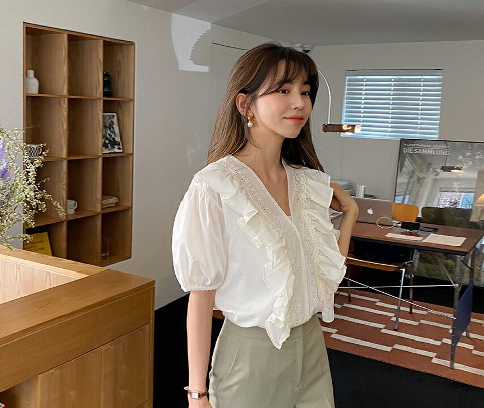 Vネックフリルレースパフブラウス・全2色・t63373 レディース 【bl】 韓国 ファッション トップス ブラウス 半袖 花柄 フラワー レース Vネック フリル デコルテ ボリューム ゴム ガーリー 体型カバー 細身 フェミニン 上品 夏 春