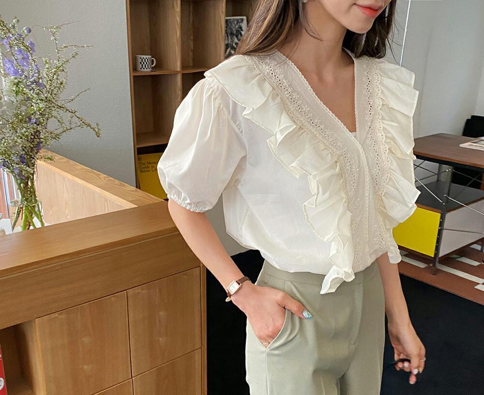 Vネックフリルレースパフブラウス・全2色・t63373 レディース 【bl】 韓国 ファッション トップス ブラウス 半袖 花柄 フラワー レース Vネック フリル デコルテ ボリューム ゴム ガーリー 体型カバー 細身 フェミニン 上品 夏 春