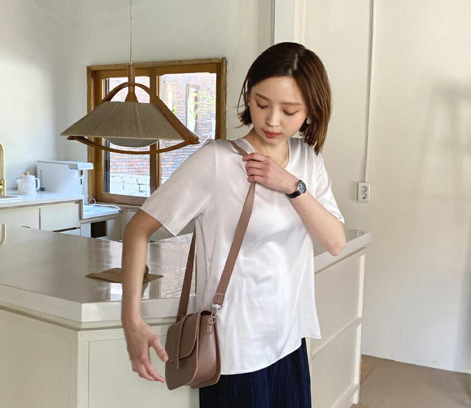 バックリボンUネックブラウス・全3色・t57213 レディース 【bl】【韓国 ファッション トップス ブラウス 半袖 ラウンドネック Uネック リボン サテン ハーフスリーブ アンバランス丈 光沢 体型カバー 細身 フェミニン 上品 夏 春】