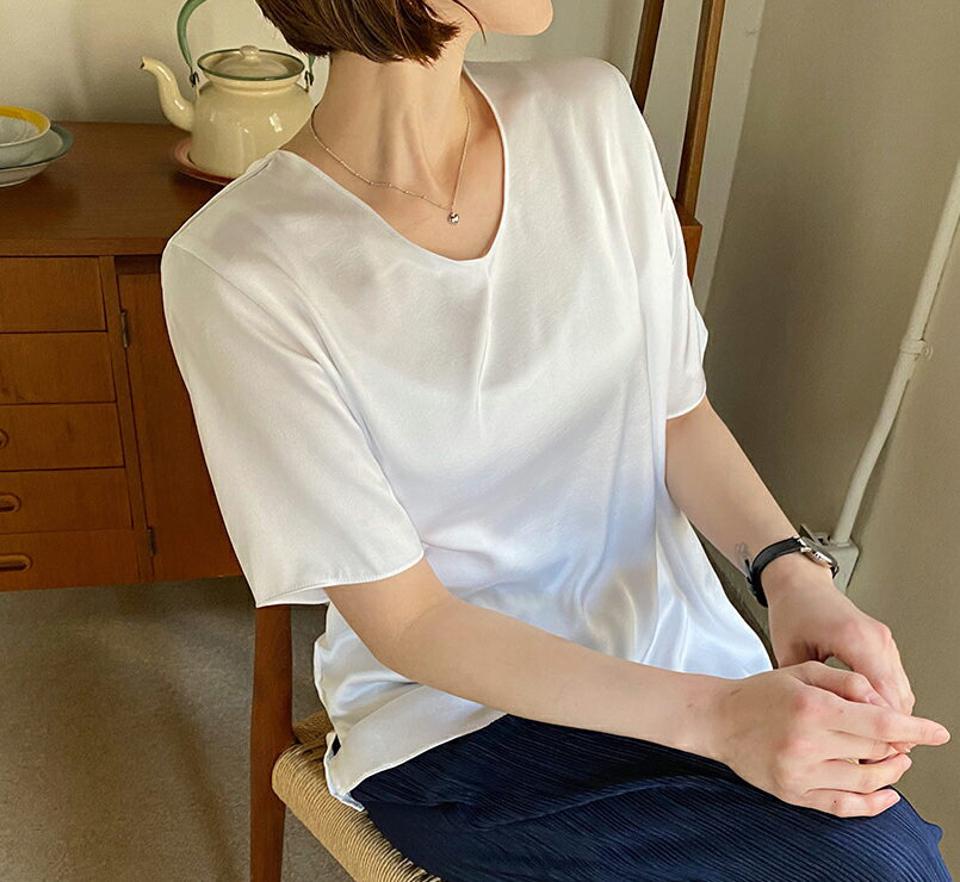 バックリボンUネックブラウス・全3色・t57213 レディース 【bl】【韓国 ファッション トップス ブラウス 半袖 ラウンドネック Uネック リボン サテン ハーフスリーブ アンバランス丈 光沢 体型カバー 細身 フェミニン 上品 夏 春】