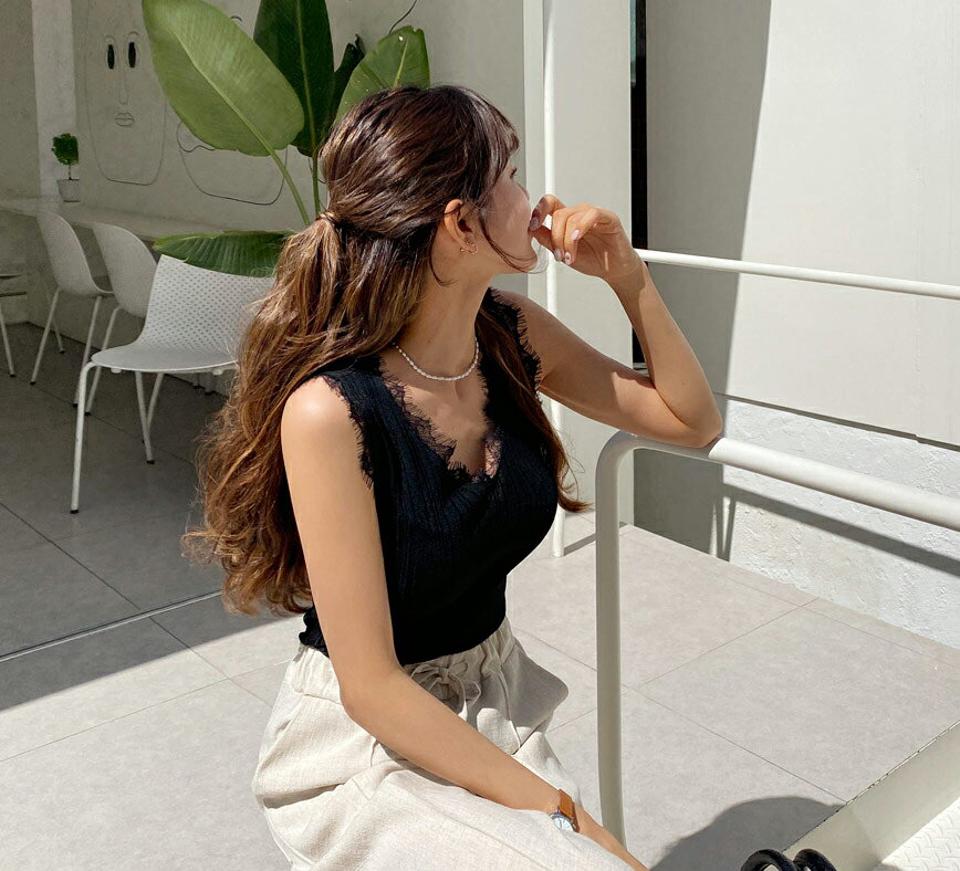 即日配送 レースVネックリブスリーブレス・全3色・e57210 レディース 【tops】 韓国ファッション トップス Tシャツ スリーブレス ノースリーブ レース Vネック デコルテ リブ スリム フィット 細身 体型カバー フェミニン 夏 春