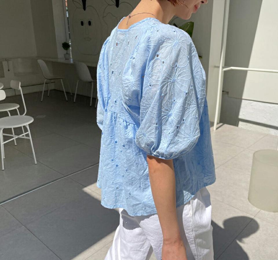 フラワー刺繍パンチングブラウス・全3色・b57214 レディース 【bl】【韓国 ファッション トップス ブラウス 半袖 Vネック 花柄 フラワー パターン 刺繍 パンチング フレア パフスリーブ ガーリー 体型カバー 細身 フェミニン 上品 夏 春】