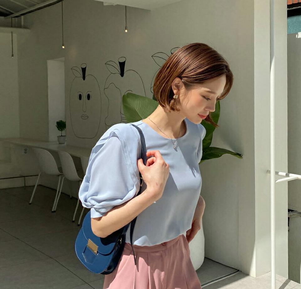 スリーブフリルブラウス・全2色・t57241 レディース 【bl】【韓国 ファッション トップス ブラウス 半袖 ラウンドネック スリーブフリル フリル袖 ボリューム ハーフスリーブ オフィスカジュアル OL フェミニン 上品 夏 春】