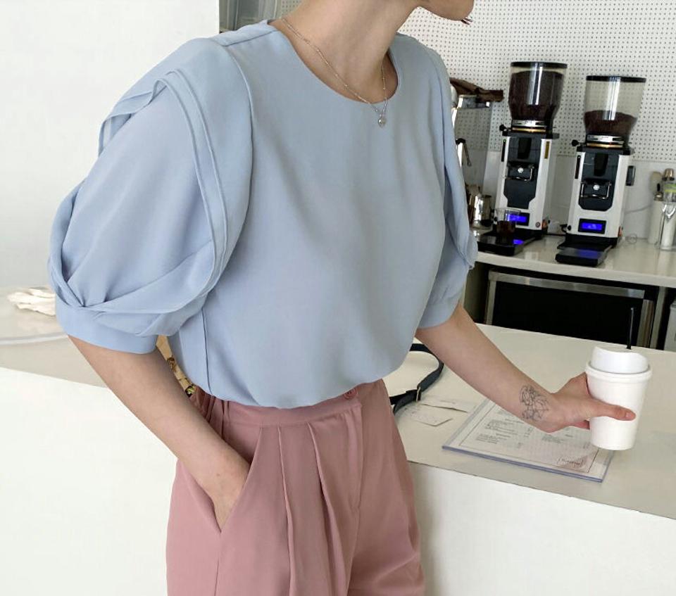 スリーブフリルブラウス・全2色・t57241 レディース 【bl】【韓国 ファッション トップス ブラウス 半袖 ラウンドネック スリーブフリル フリル袖 ボリューム ハーフスリーブ オフィスカジュアル OL フェミニン 上品 夏 春】