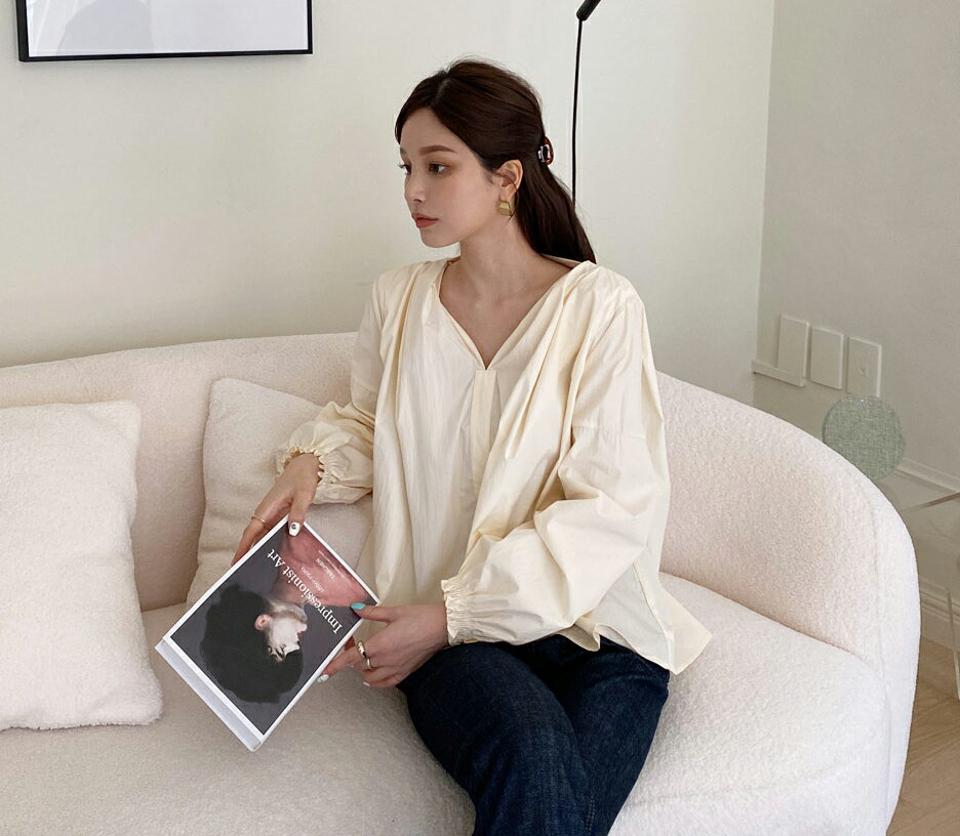 Vネックバックリボンブラウス・全2色・b67776 レディース 【bl】【トップス ブラウス 背中見せ バックシャン Vネック りぼん 単色 無地 シンプル 可愛い かわいい 春 秋 韓国 ファッション】【ハイホリHIHOLLI】