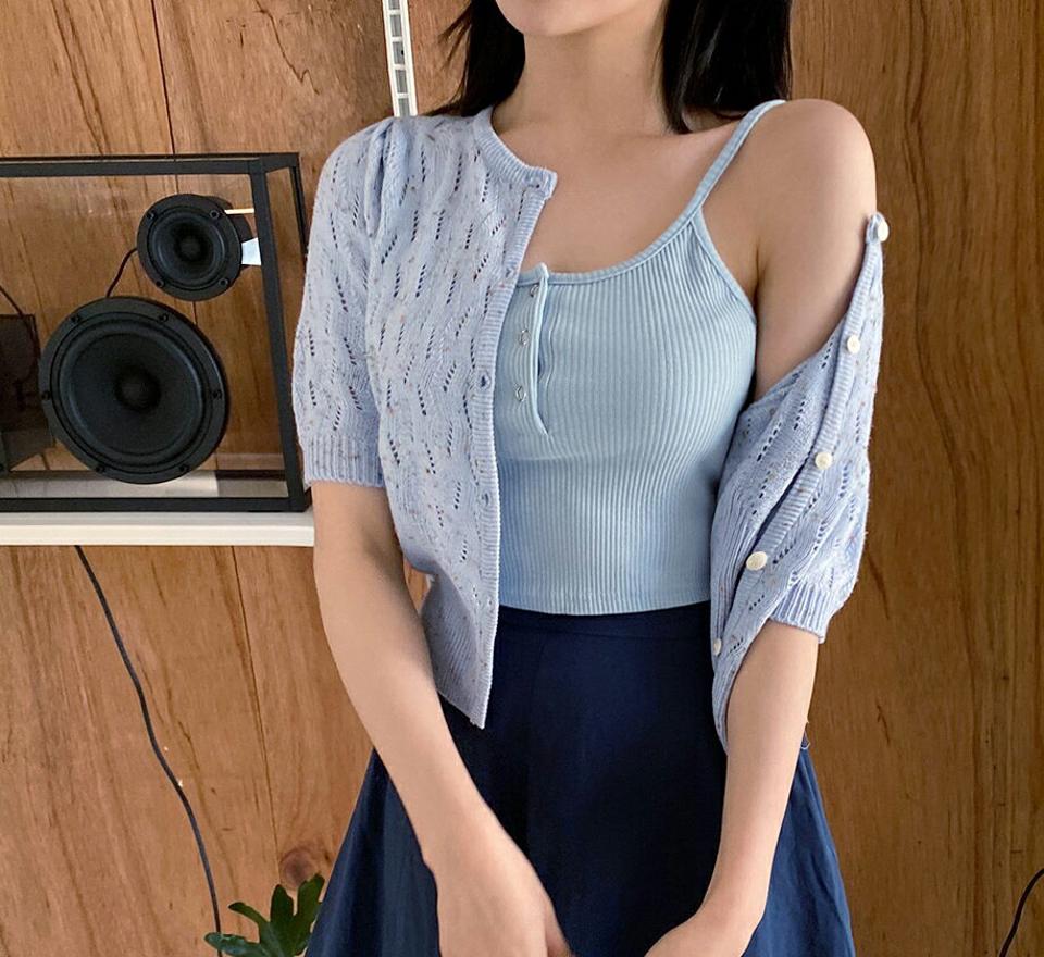 ボタンクロップドスリーブレス・全4色・t63853 レディース 【tops】 韓国 ファッション トップス Tシャツ スリーブレス ノースリーブ キャミソール キャミ ボタン クロップド丈 スリム フィット 細身 カジュアル 体型カーバー 春 夏 NIJU