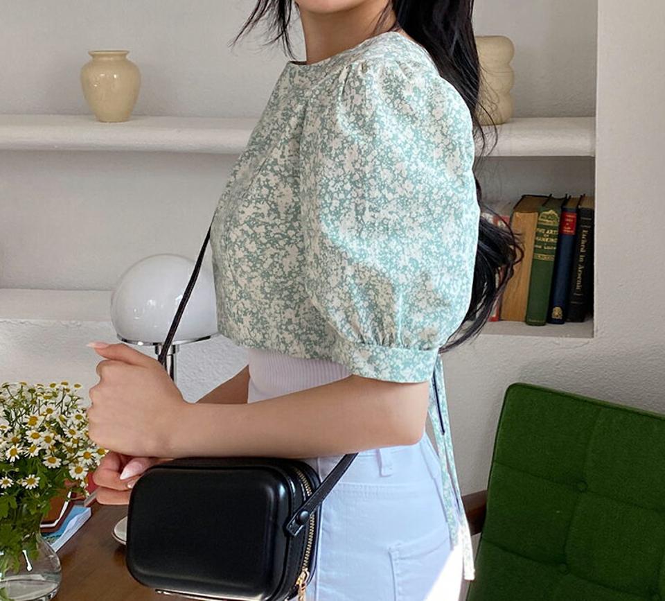 花柄バックリボンショートブラウス・全3色・t63838 レディース 【bl】 韓国 ファッション トップス ブラウス 半袖 花柄 フラワー パターン リボン 小花柄 ラウンドネック ショート丈 ルーズ ゆったり ガーリー 体型カバー 細身 春 夏 NIJU