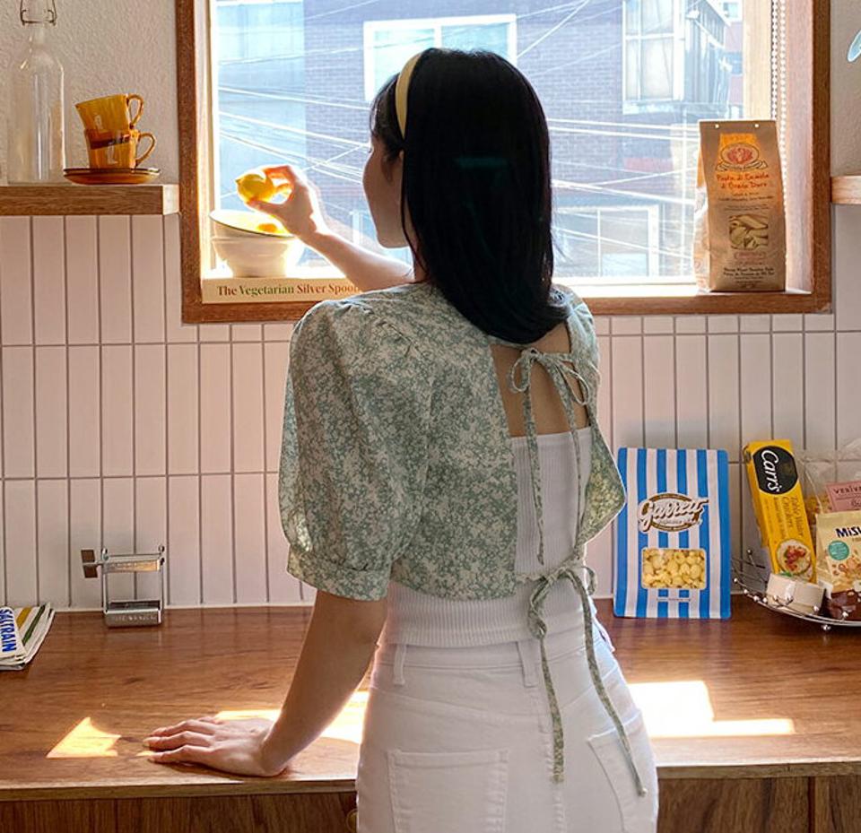 花柄バックリボンショートブラウス・全3色・t63838 レディース 【bl】 韓国 ファッション トップス ブラウス 半袖 花柄 フラワー パターン リボン 小花柄 ラウンドネック ショート丈 ルーズ ゆったり ガーリー 体型カバー 細身 春 夏 NIJU