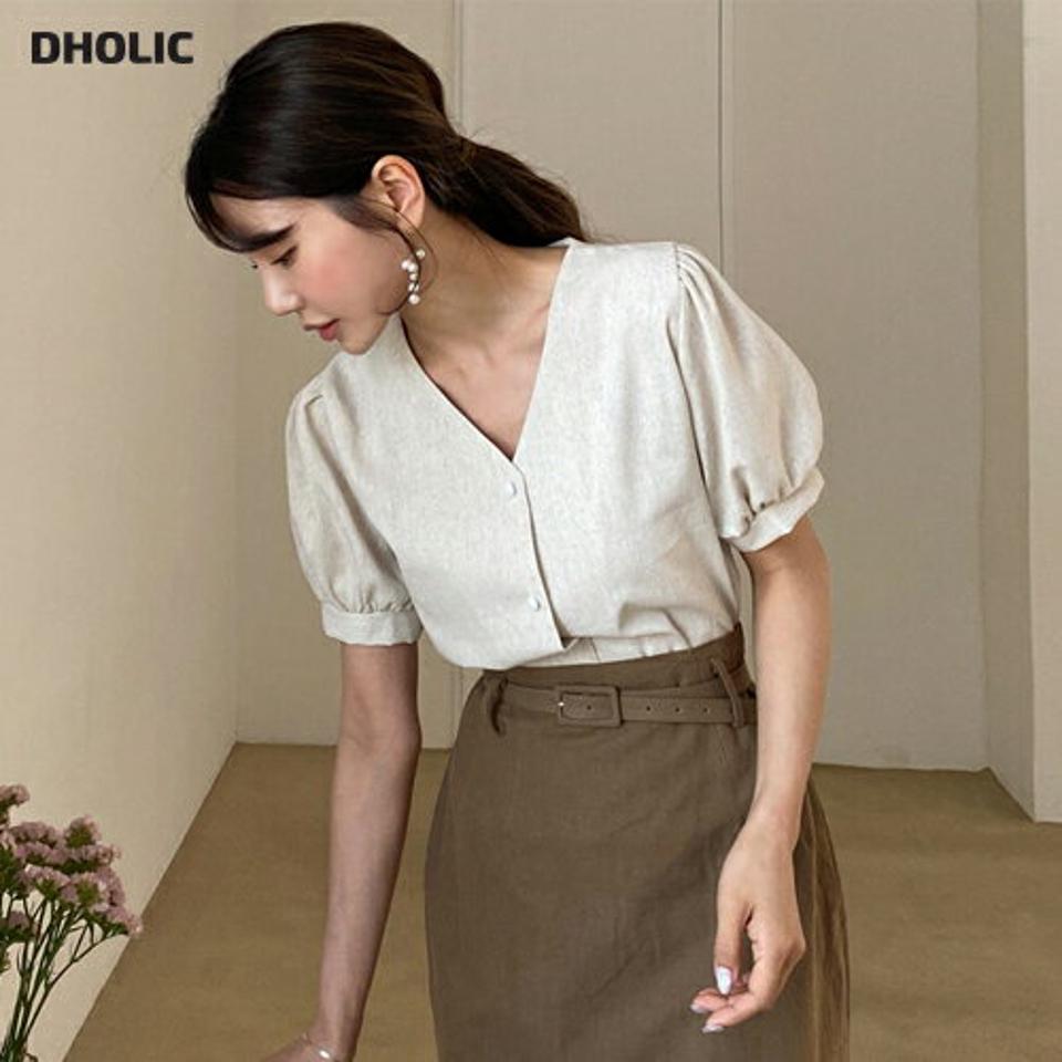 パール調ボタンVネックブラウス・全4色・t61914 レディース 【bl】 韓国 ファッション トップス ブラウス 半袖 パールボタン 上品 Vネック デコルテ パフスリーブ 体型カバー スリム ベーシック 無地 ガーリー 夏 春