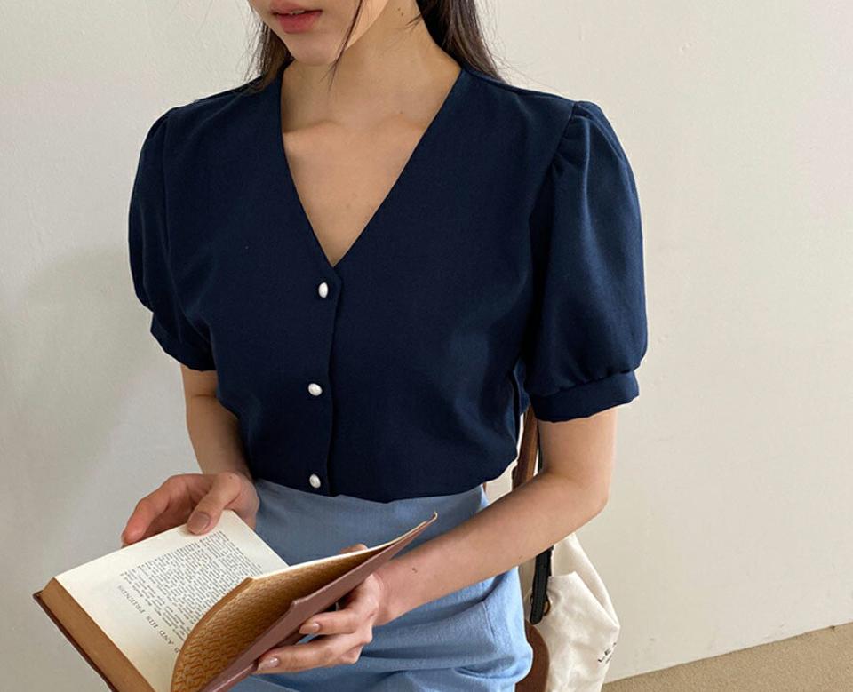 パール調ボタンVネックブラウス・全4色・t61914 レディース 【bl】 韓国 ファッション トップス ブラウス 半袖 パールボタン 上品 Vネック デコルテ パフスリーブ 体型カバー スリム ベーシック 無地 ガーリー 夏 春