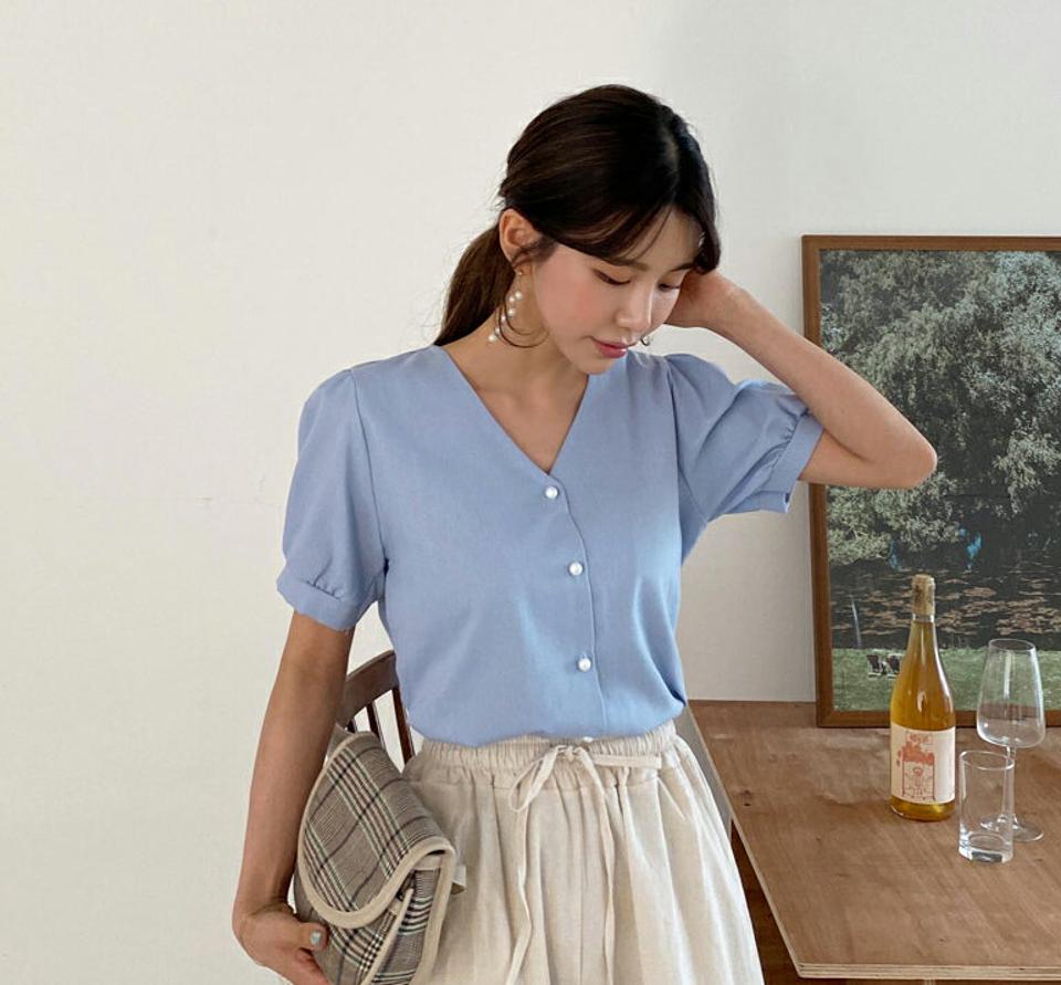 パール調ボタンVネックブラウス・全4色・t61914 レディース 【bl】 韓国 ファッション トップス ブラウス 半袖 パールボタン 上品 Vネック デコルテ パフスリーブ 体型カバー スリム ベーシック 無地 ガーリー 夏 春