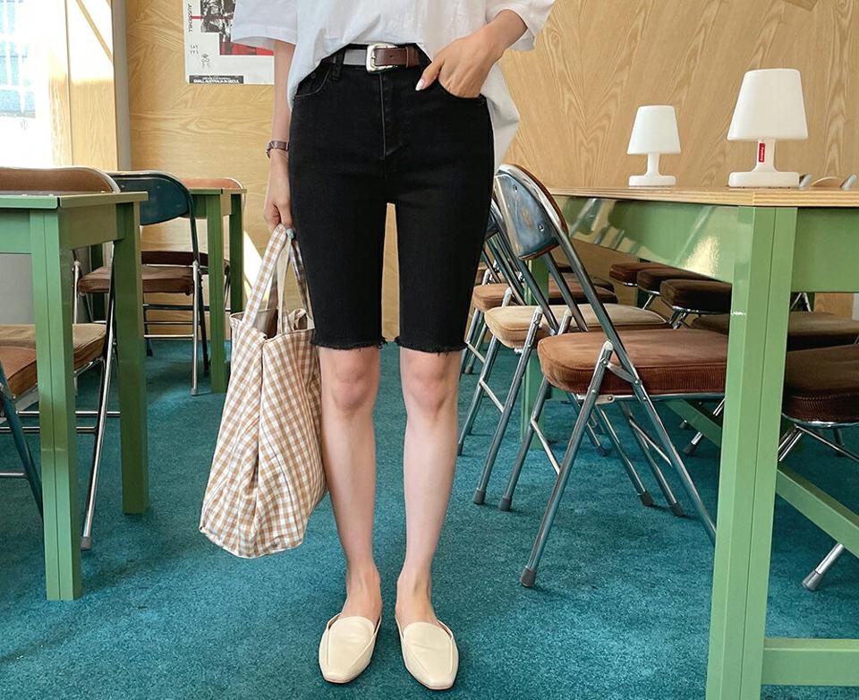 ブラックハーフデニムパンツ・全1色・t61928 レディース 【pt】 韓国 ファッション ボトムス ショート ショートパンツ ショートスキニー スキニー スリム カットオフ フィット 美脚 体型カーバー ハーフ丈 バミューダパンツ 夏 春