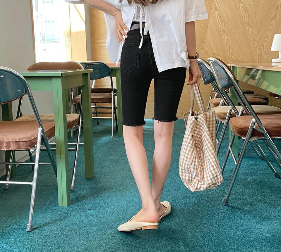 ブラックハーフデニムパンツ・全1色・t61928 レディース 【pt】 韓国 ファッション ボトムス ショート ショートパンツ ショートスキニー スキニー スリム カットオフ フィット 美脚 体型カーバー ハーフ丈 バミューダパンツ 夏 春