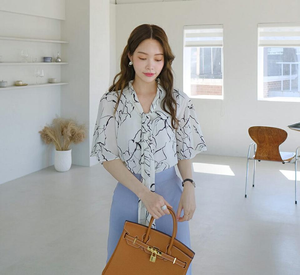 ネックリボンドローイングブラウス・全2色・t68021 レディース 【bl】【トップス ブラウス ドローイング 総柄 モダン シック モノクロ かっこいい クール リボン りぼん Vネック モノトーン 半袖 ハーフスリーブ 春 夏 韓国 ファッション】【ハイホリHIHOLLI】