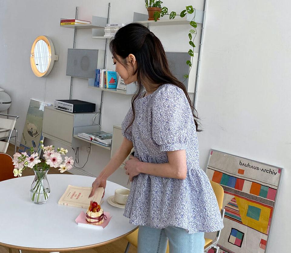 フラワーフレアブラウス・全3色・t57299 レディース 【bl】 韓国 ファッション トップス ブラウス 半袖 花柄 フラワー パターン フローラル フレア フェミニン ラウンドネック 5分袖 パフスリーブ 体型カバー スリム 細身 夏 春