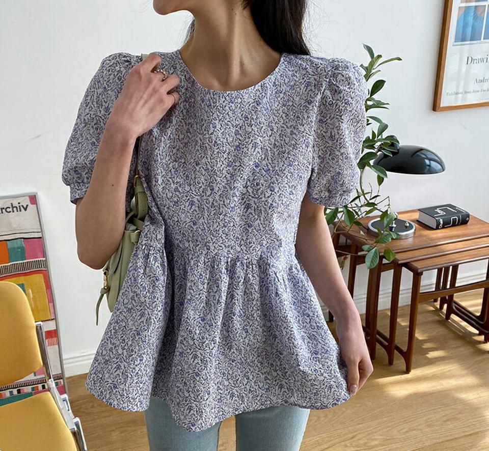 フラワーフレアブラウス・全3色・t57299 レディース 【bl】 韓国 ファッション トップス ブラウス 半袖 花柄 フラワー パターン フローラル フレア フェミニン ラウンドネック 5分袖 パフスリーブ 体型カバー スリム 細身 夏 春