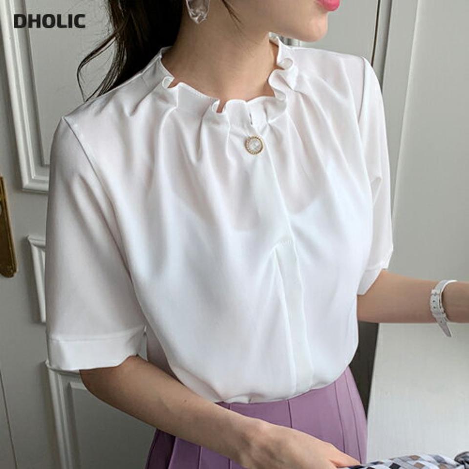 【4DAY限定SALE】≪人気商品再入荷≫フェイクパールフリルネックブラウス・全4色・b68109 レディース 【bl】 トップス ブラウス 半袖 ハーフスリーブ パールボタン フリルネック フェミニン かわいい オフィス きれいめ 上品 春 夏 韓国ファッション HIHOLLI