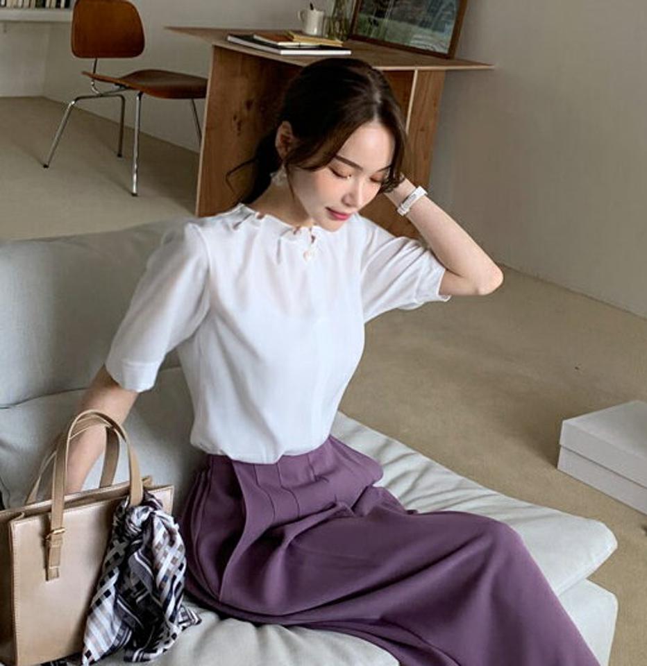 【4DAY限定SALE】≪人気商品再入荷≫フェイクパールフリルネックブラウス・全4色・b68109 レディース 【bl】 トップス ブラウス 半袖 ハーフスリーブ パールボタン フリルネック フェミニン かわいい オフィス きれいめ 上品 春 夏 韓国ファッション HIHOLLI