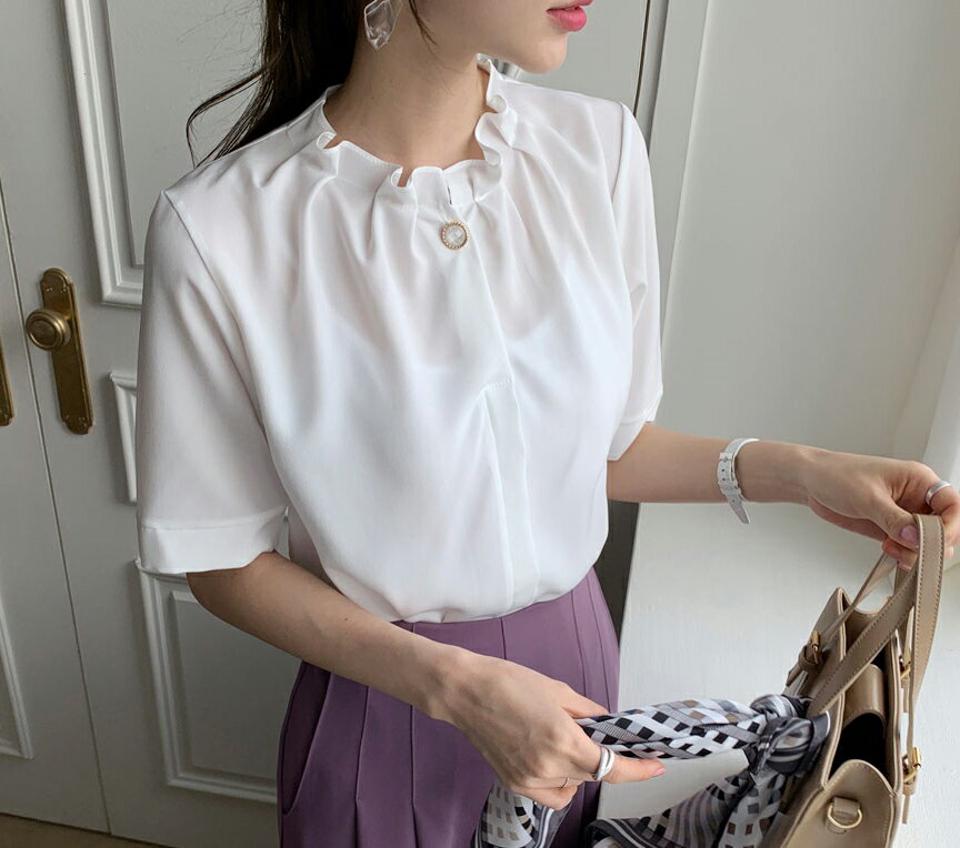 【4DAY限定SALE】≪人気商品再入荷≫フェイクパールフリルネックブラウス・全4色・b68109 レディース 【bl】 トップス ブラウス 半袖 ハーフスリーブ パールボタン フリルネック フェミニン かわいい オフィス きれいめ 上品 春 夏 韓国ファッション HIHOLLI