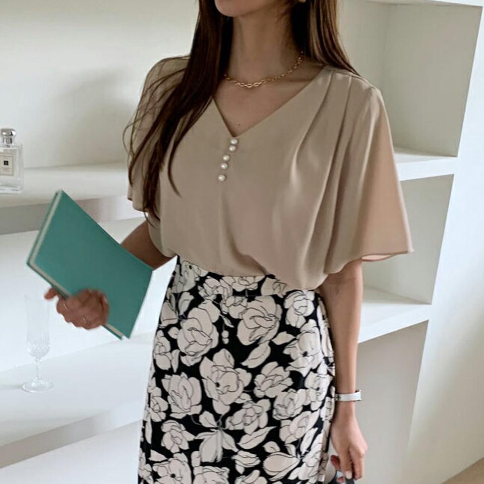 フェイクパールフレアスリーブブラウス・全3色・t68110 レディース 【bl】 トップス ブラウス フレアスリーブ フレア 半袖 ハーフスリーブ パールボタン 単色 無地 シンプル 上品 大人 きれいめ デート 春 夏 韓国 ファッション ハイホリHIHOLLI