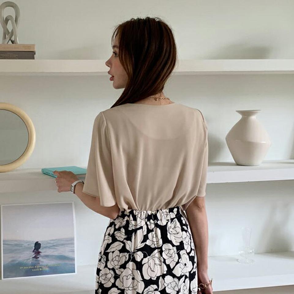 フェイクパールフレアスリーブブラウス・全3色・t68110 レディース 【bl】 トップス ブラウス フレアスリーブ フレア 半袖 ハーフスリーブ パールボタン 単色 無地 シンプル 上品 大人 きれいめ デート 春 夏 韓国 ファッション ハイホリHIHOLLI