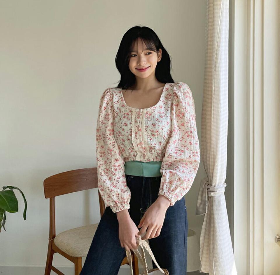 クロップド花柄ブラウス・全2色・t63972 レディース 【bl】【韓国 ファッション トップス ブラウス 長袖 クロップド丈 小花柄 花柄 フラワー スクエアネック ルーズ ゆったり ガーリー 体型カバー 細身 かわいい 春 夏】【NIJU】
