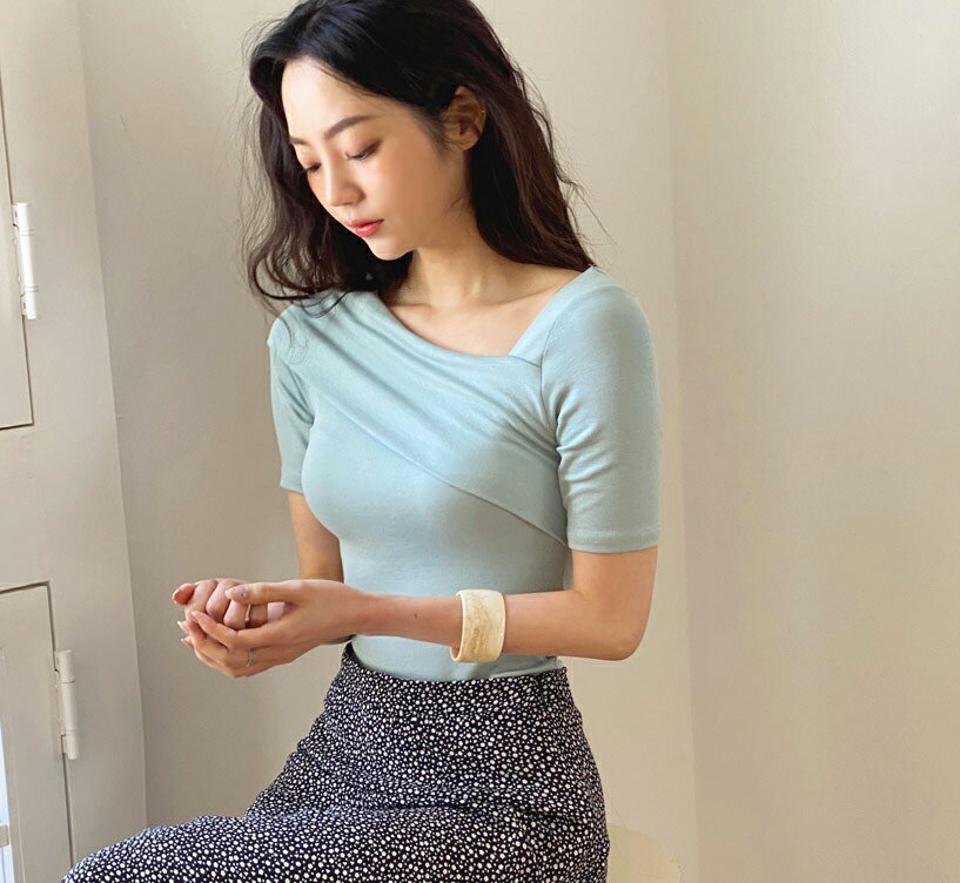 ダイアゴナルスリムTシャツ・全5色・t65088 レディース 【tops】 韓国 ファッション トップス Tシャツ 半袖 デコルテ Vネック スリム フィット ボディ フェミニン カジュアル 体型カーバー デイリー 夏 春