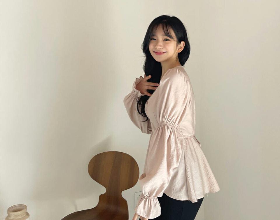 サテンフレアブラウス・全3色・b63970 レディース 【bl】【韓国 ファッション トップス ブラウス 長袖 ギャザー サテンブラウス スクエアネック ボリューム リボン フリル ルーズ ゆったり ガーリー 体型カバー 細身 春 夏】【NIJU】