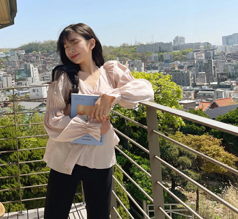 サテンフレアブラウス・全3色・b63970 レディース 【bl】【韓国 ファッション トップス ブラウス 長袖 ギャザー サテンブラウス スクエアネック ボリューム リボン フリル ルーズ ゆったり ガーリー 体型カバー 細身 春 夏】【NIJU】