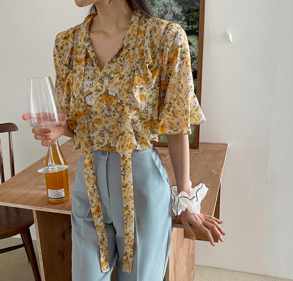 フリルフローラルリボンブラウス・全4色・b61913 レディース 【bl】 韓国 ファッション トップス ブラウス 半袖 花柄 フラワー パターン フローラル ネックリボン フレアスリーブ フリル リボン フェミニン 上品 夏 春