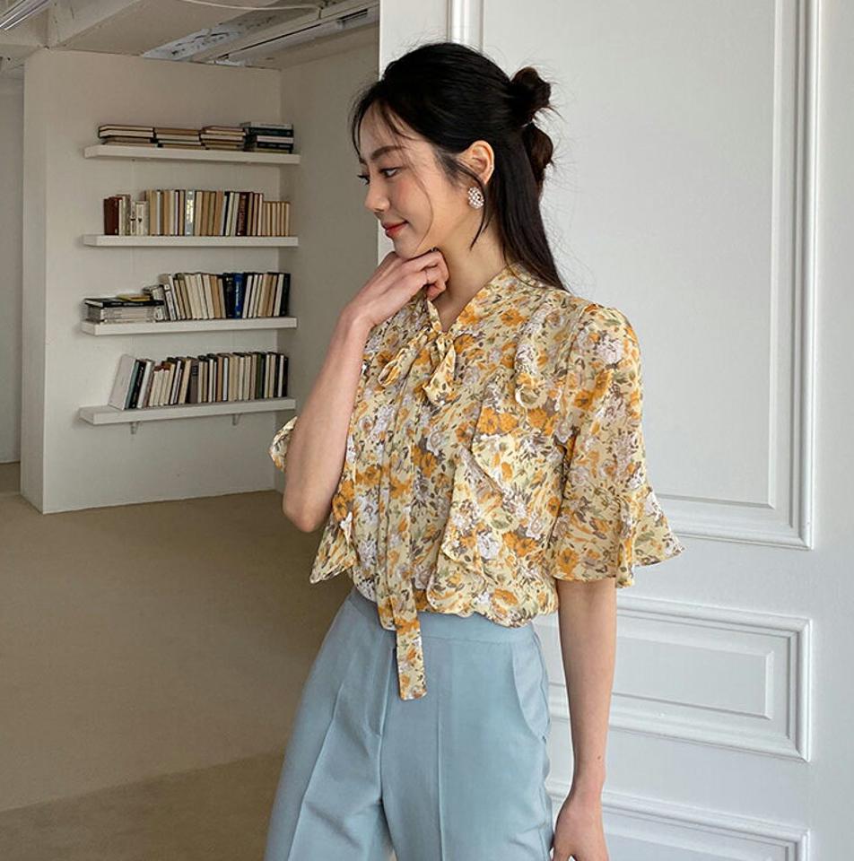 フリルフローラルリボンブラウス・全4色・b61913 レディース 【bl】 韓国 ファッション トップス ブラウス 半袖 花柄 フラワー パターン フローラル ネックリボン フレアスリーブ フリル リボン フェミニン 上品 夏 春