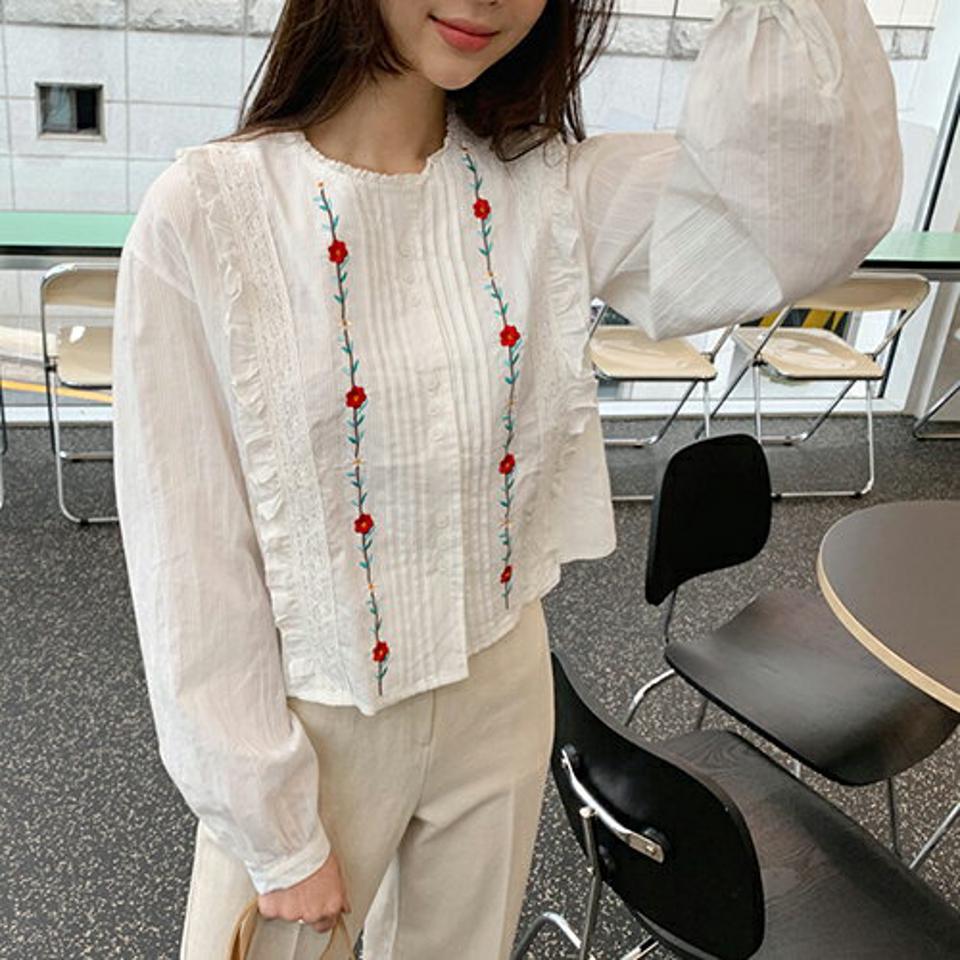 【全品10%OFF】花柄刺繍ボタンブラウス・全2色・t61952 レディース 【bl】【韓国 ファッション トップス ブラウス 長袖 花柄 フラワー パターン 刺繍 ピンタック レース ラウンドネック 体型カバー スリム 細身 ボリューム 夏 春】