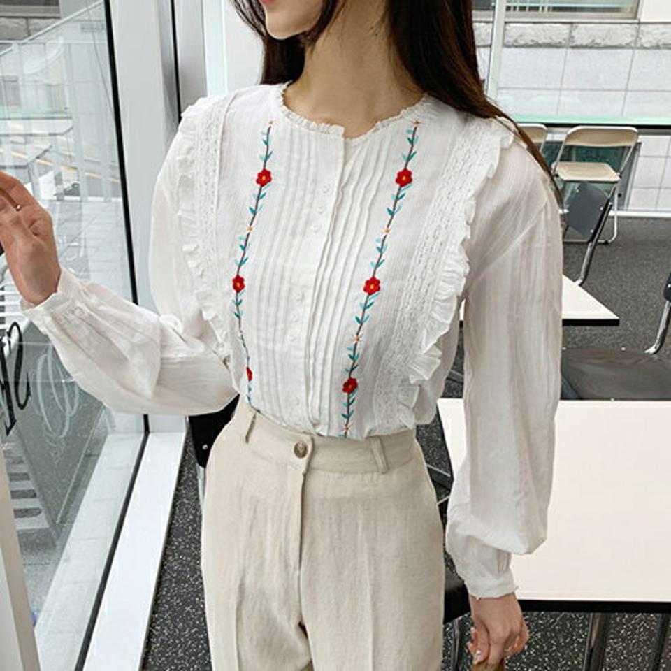 【全品10%OFF】花柄刺繍ボタンブラウス・全2色・t61952 レディース 【bl】【韓国 ファッション トップス ブラウス 長袖 花柄 フラワー パターン 刺繍 ピンタック レース ラウンドネック 体型カバー スリム 細身 ボリューム 夏 春】