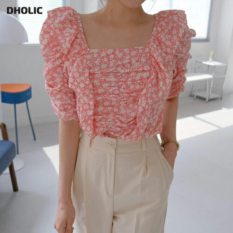 花柄フリルスクエアブラウス・全2色・e61949 レディース 【bl】 韓国ファッション トップス ブラウス 半袖 花柄 フラワー パターン 小花柄 フリル スクエアネック ピンク 5分丈 ギャザースリーブ スリム 細身 フィット 夏 春