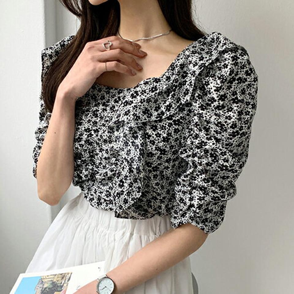 花柄フリルスクエアブラウス・全2色・e61949 レディース 【bl】 韓国ファッション トップス ブラウス 半袖 花柄 フラワー パターン 小花柄 フリル スクエアネック ピンク 5分丈 ギャザースリーブ スリム 細身 フィット 夏 春