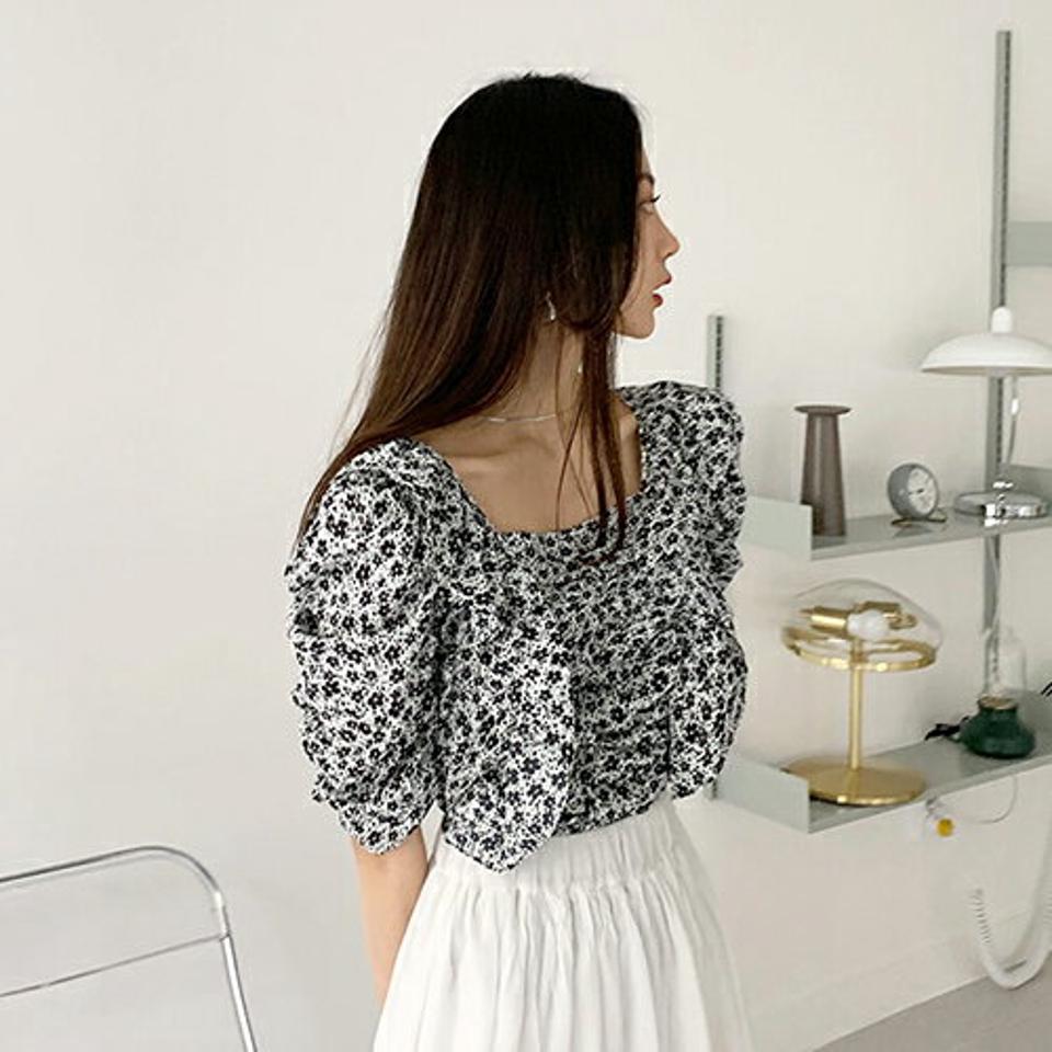 花柄フリルスクエアブラウス・全2色・e61949 レディース 【bl】 韓国ファッション トップス ブラウス 半袖 花柄 フラワー パターン 小花柄 フリル スクエアネック ピンク 5分丈 ギャザースリーブ スリム 細身 フィット 夏 春