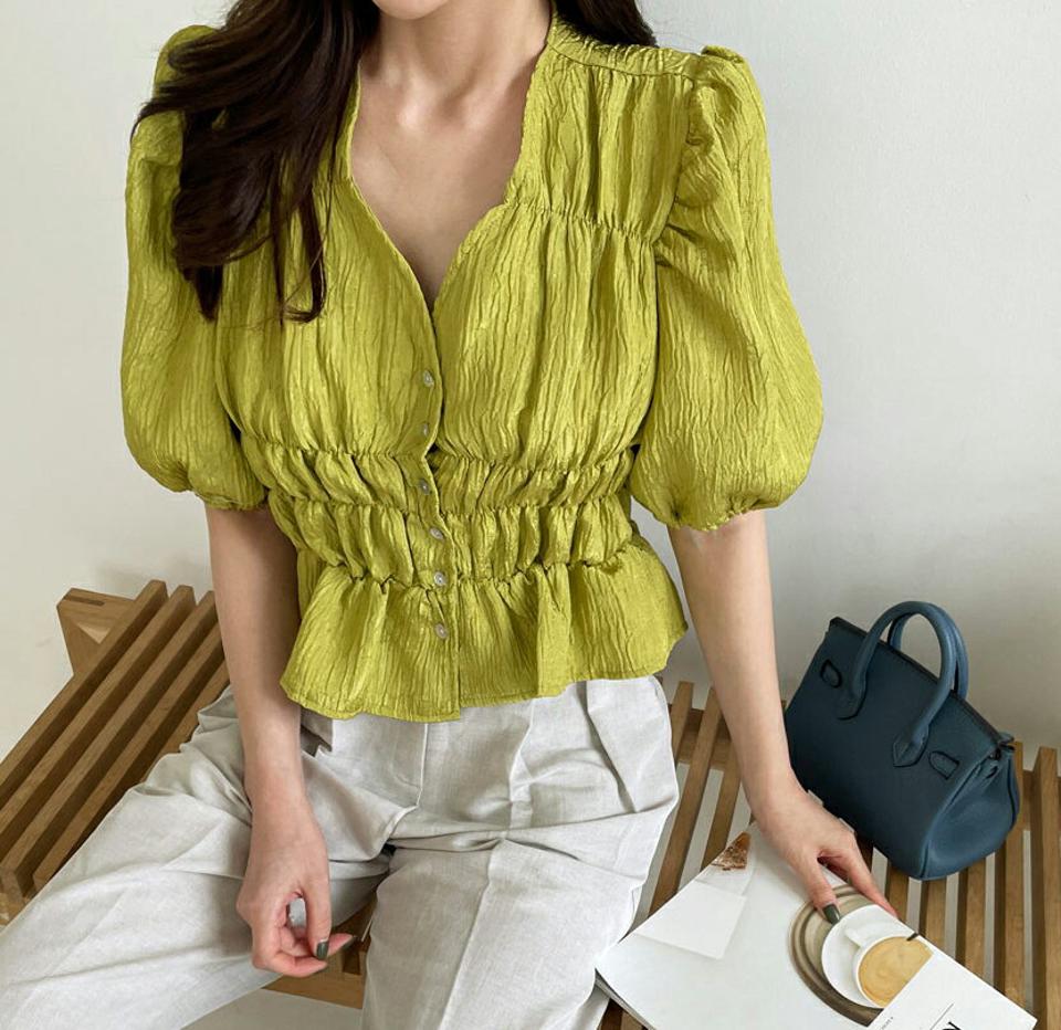 シャーリングボタンブラウス・全2色・t68085 レディース 【bl】【トップス ブラウス シャーリング 半袖 ハーフスリーブ シンプル ギャザー リンクル フェミニン 可愛い かわいい 春 夏 韓国 ファッション】【ハイホリHIHOLLI】