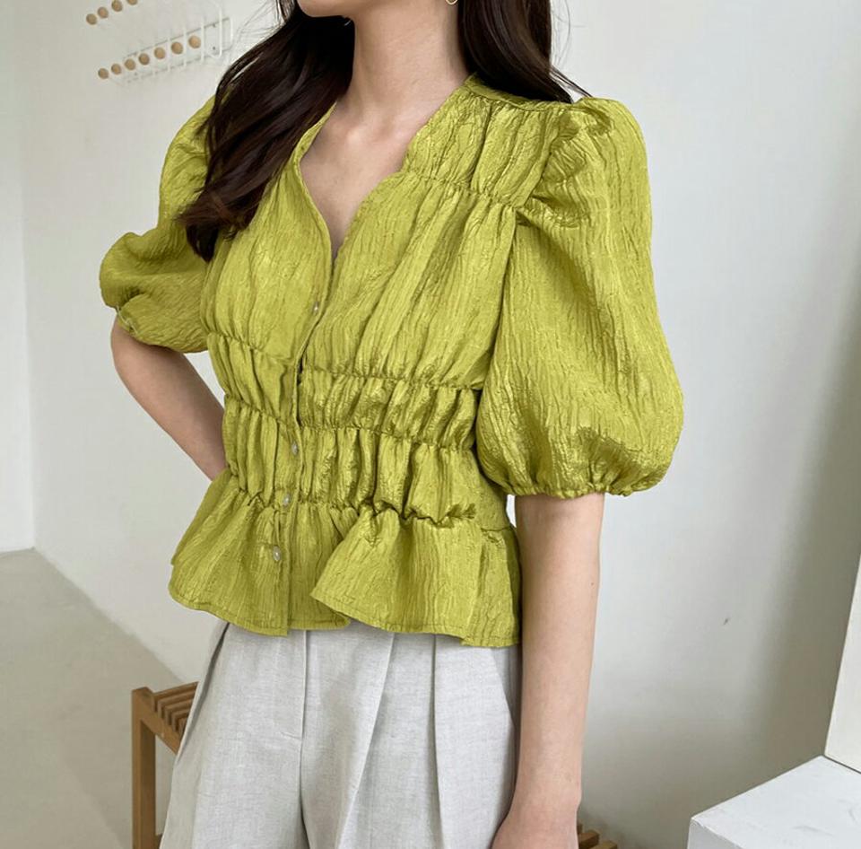 シャーリングボタンブラウス・全2色・t68085 レディース 【bl】【トップス ブラウス シャーリング 半袖 ハーフスリーブ シンプル ギャザー リンクル フェミニン 可愛い かわいい 春 夏 韓国 ファッション】【ハイホリHIHOLLI】