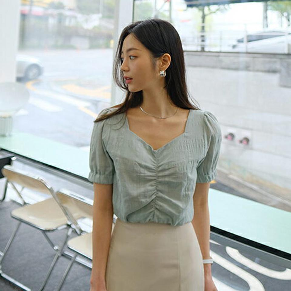 ハートネックギャザーブラウス・全4色・t61950 レディース 【bl】 韓国 ファッション トップス ブラウス 半袖 ハートネック クロップド丈 ゴム ハーフスリーブ 体型カバー スリム 細身 フィット デコルテ 夏 春